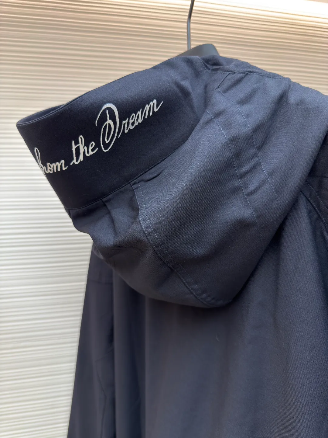 LOUIS VUITTON hooded windbreaker jacket ●Authentic product: Purchased and developed for 31000 ●Item number: 1680632-C10 ●Fabric: waterproof fabric ●Technology: made on positioning cutting machine ●Version: fitted version ●Weight: about 1150 grams ●Size: 42-44-46-48 ●Description: Made of customized Tri-Durance waterproof and rainproof fabric , a full set of accessories are customized, YKK two-way zippers, and all hardware are molded and customized to provide the performance required in the alpine environment. It is thin and wear-resistant, windproof, waterproof and breathable. It is suitable for a variety of activities. It is compatible with StormHood™. The hood is well protected and does not affect the line of sight. Step in The pockets are equipped with WaterTight™ zippers for easy access to items, and the zippers facilitate quick ventilation. The splicing design allows for free movement. There is a logo print on the chest, a printed design on the brim, and engraved buttons on the cuffs. The overall routing is straight and delicate. The fabric is comfortable and soft, with consistent colors and no color difference. It can be matched with the same style to create a fashionable look, and can be used in various occasions. Customized accessories, complete with three standards, same style for men and women!